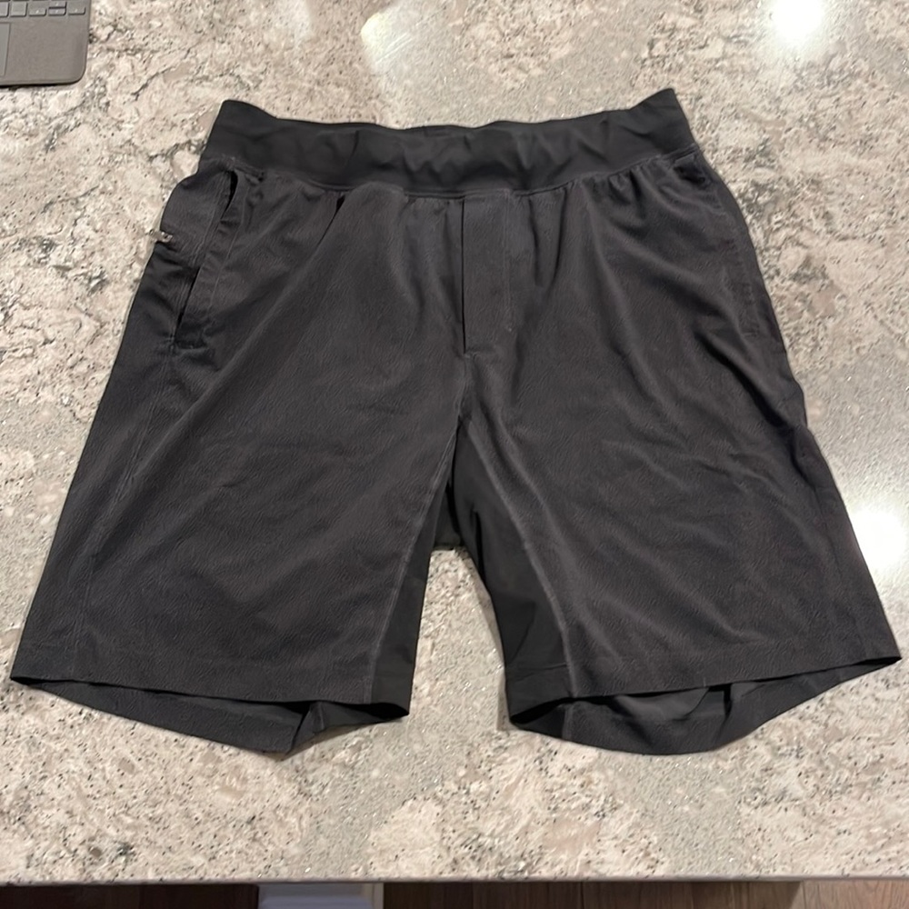 black lululemon shorts